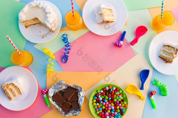 蛋糕,糖果,巧克力,哨子,彩色纸带,气球,果汁向
