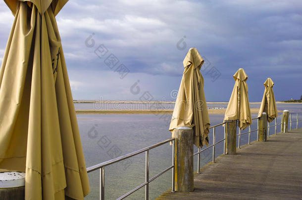 关闭着的院子伞向木制的饭店台阶在旁边海滨