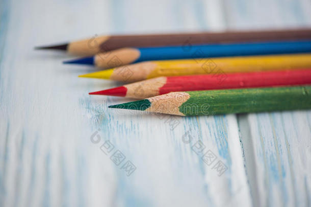 有色的铅笔向一木制的bo一rd