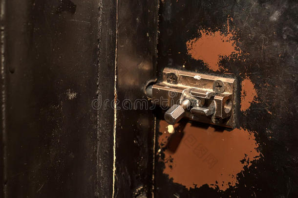 门门闩向木制的表面