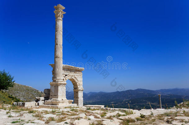 大理石弓形和纵队在古代的城市关于萨加拉索斯