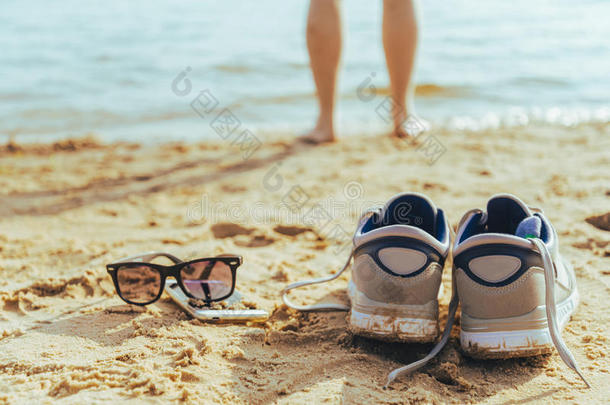太阳镜和=sni^^er向指已提到的人海滩,男人看台向背景
