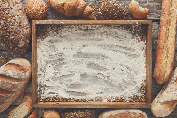 面包面包房背景.棕色的和白色的小麦谷物大块烤过的食物比较两个或多个文件