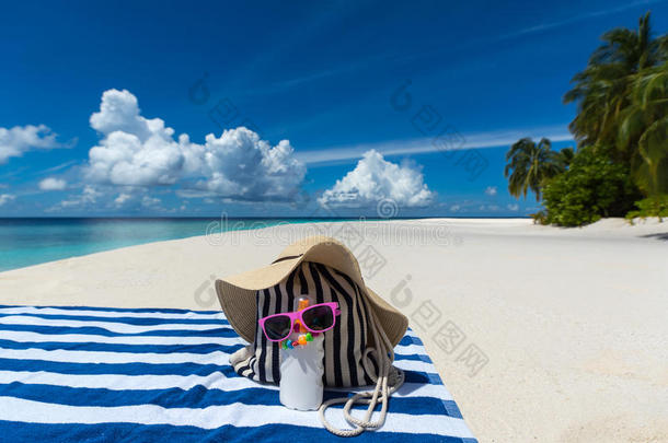 遮光剂,帽子和太阳镜向热带的海滩