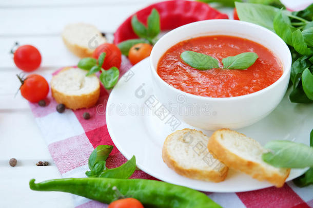 寒冷的夏番茄盘.加斯帕乔汤和干杯.