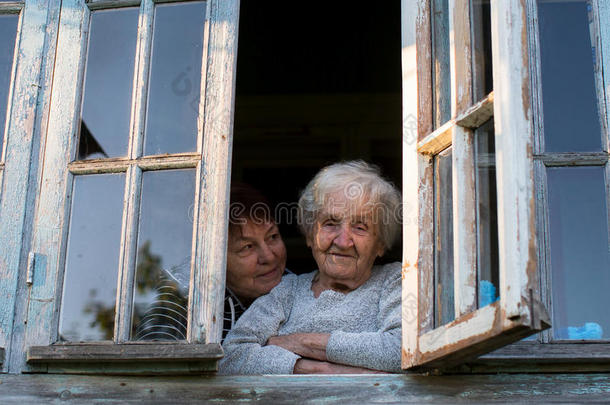 一上了年纪的女人和她成熟的女儿有样子的出局指已提到的人窗