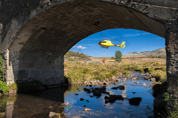 <strong>直升机消防</strong>队员采摘在上面水从小的河