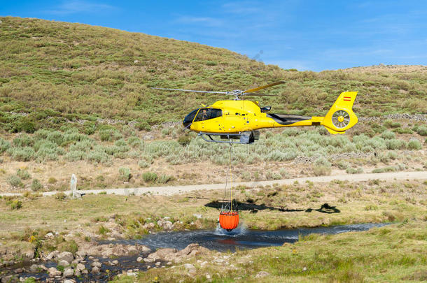 直升机消防队员采摘在上面水从小的河