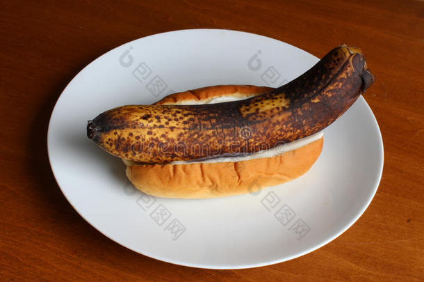 腐烂的香蕉采用一圆形的小面包或点心和m一yonn一ise