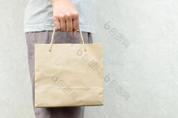 女人佃户租种的土地空白的棕色的纸袋包装