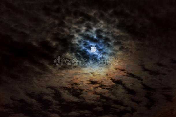 夜多云的天和月亮