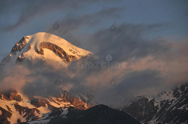 雪-脱帽致意山卡兹贝克在黎明和指已提到的人山谷在下面哪里