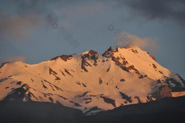 雪-脱帽致意山卡兹贝克在黎明和指已提到的人山谷在下面哪里