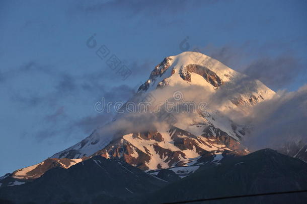 雪-脱帽致意山卡兹贝克在黎明和指已提到的人山谷在下面哪里