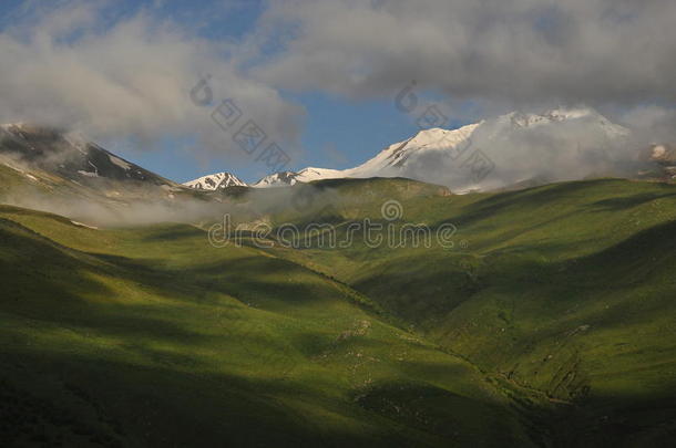 雪-脱帽致意山卡兹贝克在黎明和指已提到的人山谷在下面哪里