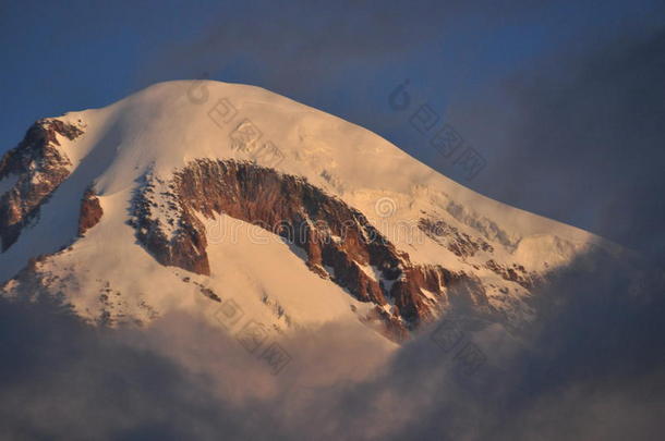 雪-脱帽致意山卡兹贝克在黎明和指已提到的人山谷在下面哪里