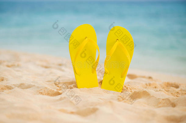 黄色的凉鞋轻弹彻底失败向指已提到的人白色的沙海滩和蓝色海一