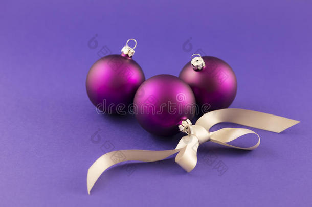 紫色的圣诞节杂乱和灰色的带