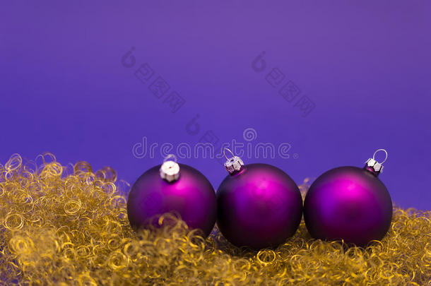 紫色的圣诞节杂乱向金闪烁