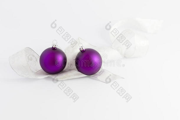 美丽的紫色的圣诞节杂乱和白色的带