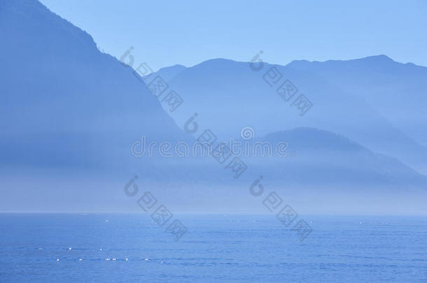 挪威人峡湾风景在黎明采用蓝色声调.挪威强光部份