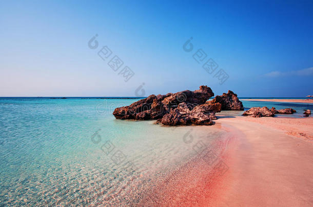 美好关于自然.美丽的埃拉丰尼西海滩和粉红色的沙