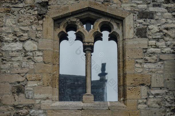 指已提到的人老的和<strong>古代</strong>的窗和玻璃反映采用石头墙
