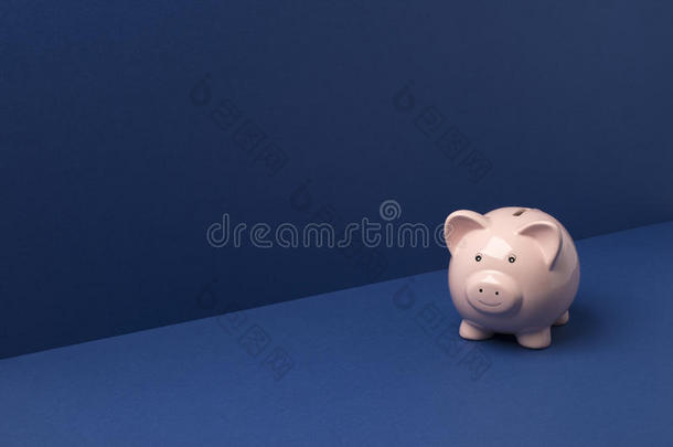 小的小猪银行越过蓝色背景复制品空间