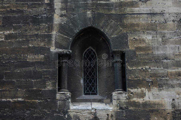 指已提到的人老的和<strong>古代</strong>的窗采用石头墙
