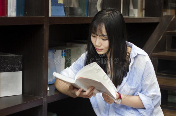 中国人肖像关于年幼的美丽的女人读书采用书stor