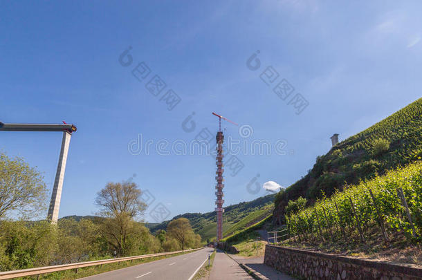 公路桥是（be的三单形式build的过去式和过去分词全景画