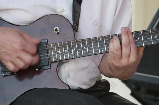 吉他弹奏者手演奏歌曲向电的吉他