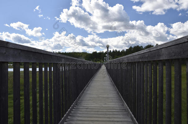 木制的人行桥和一<strong>蓝色</strong>天和云