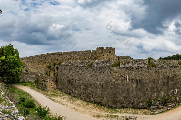 中古的墙关于罗兹地貌名称和壕沟在下面多云的天,希腊