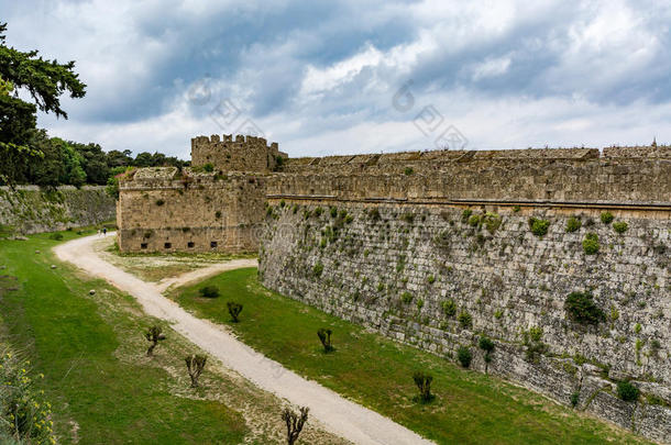 中古的墙关于罗兹地貌名称和壕沟在下面多云的天,希腊