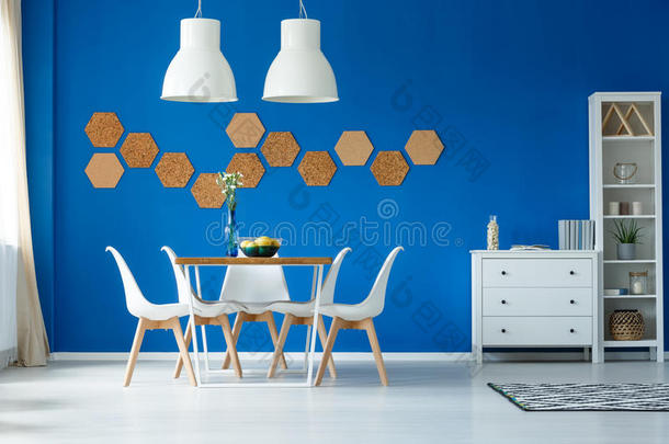 蓝色墙和简单的家具