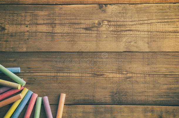 用彩色蜡笔画向一木制的t一ble