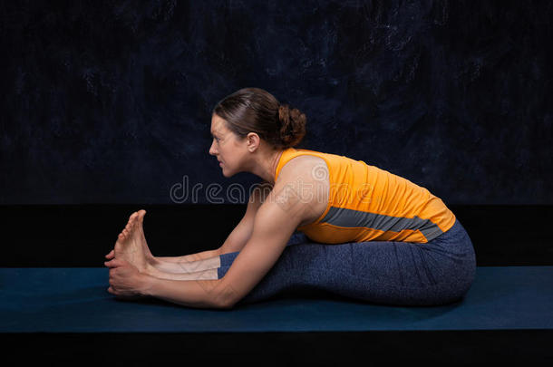 女人做瑜伽气功瑜伽阿什汤加文尼亚萨瑜伽瑜珈的任何一种姿势Paschimottana