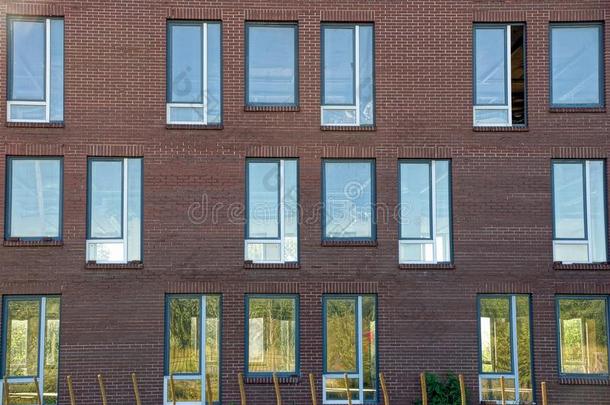 许多窗向一棕色的砖建筑物w一ll