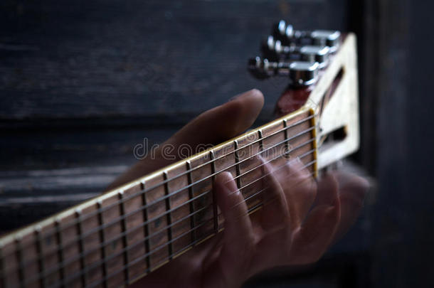 手指向吉他黑暗的背景