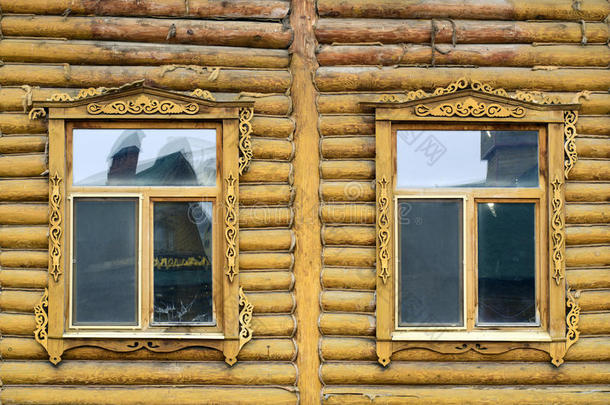 两个敞开的窗一木制的房屋