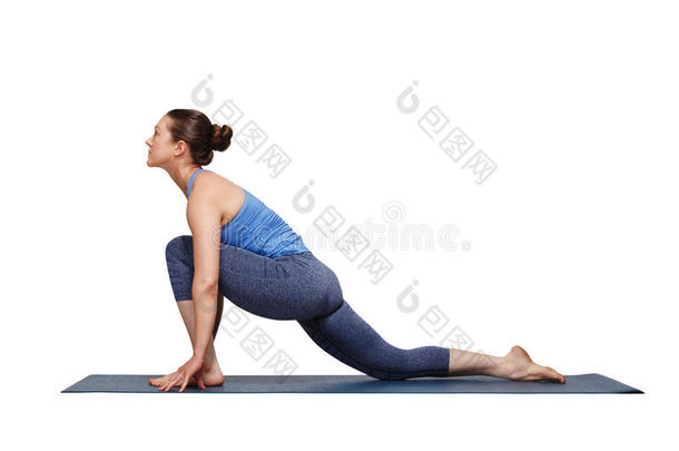 女人做瑜伽气功瑜伽瑜珈的任何一种姿势Anjaney瑜珈的任何一种姿势