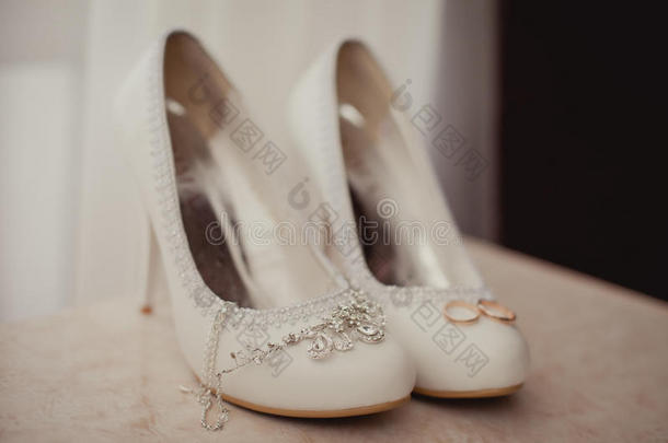 微妙的婚礼珠宝,戒指和婚礼鞋子