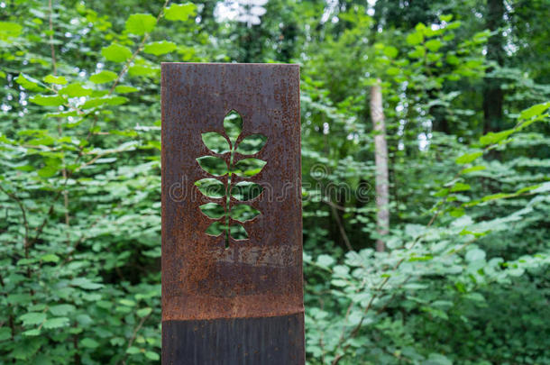 生锈的金属花雕刻采用森林