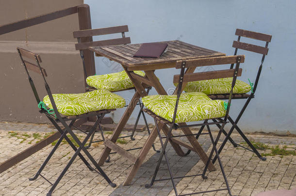 空的木制的表和椅子采用一c一fÃ©向指已提到的人大街