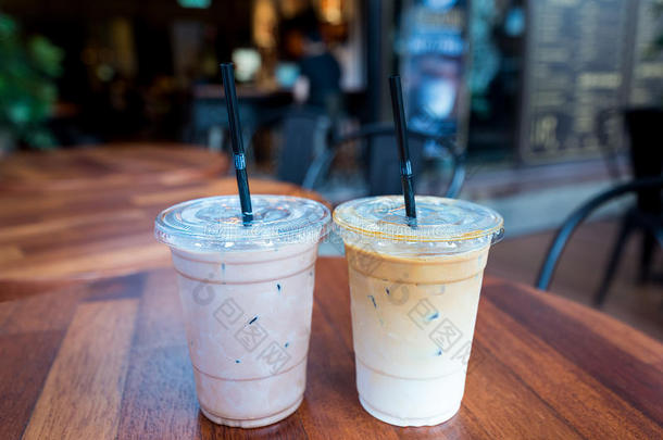 冰冷的摩卡咖啡和冰冷的拿铁咖啡咖啡豆饮料采用清楚的塑料制品杯子winter冬天