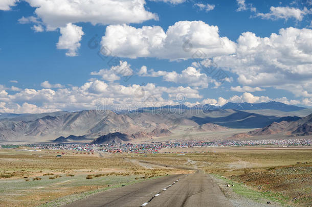 空的沥青路采用蒙古和蒙古的城镇巴延-奥吉
