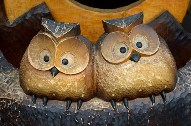 两个猫头鹰木材雕刻