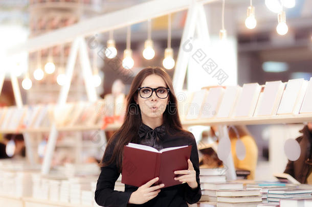 有趣的女孩阅读一书采用前面关于一书shelf