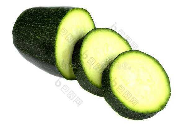 绿色的夏季产南瓜之一种和刨切的夏季产南瓜之一种隔离的向白色的背景